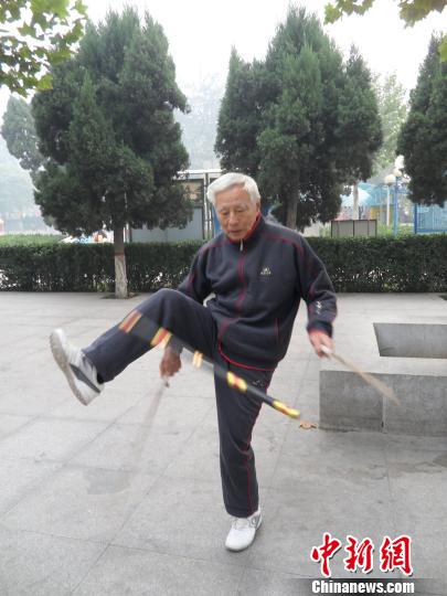 河北老人beat365自创健身器材龙凤棍 受中老年人追捧